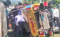 Ô tô chạy ngược chiều đâm trúng xe buýt, 11 người thương vong