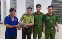 Đang đi trên đường, người đàn ông phát hiện con tê tê quý hiếm nặng gần 4kg