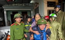 Công an Thanh Hóa xuyên đêm đội mưa sơ tán dân trước khi bão số 5 đổ bộ
