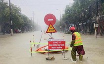 Mưa xối xả, nhiều tuyến đường ở Hà Tĩnh bị đứt gãy, ngập sâu