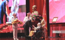 "Madam Bình" - bà Nguyễn Thị Bình nhận danh hiệu Anh hùng Lao động