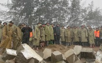 Phó Thủ tướng Trần Hồng Hà kiểm tra công tác gia cố tuyến đê trọng yếu bảo vệ hàng trăm hộ dân trước bão số 5