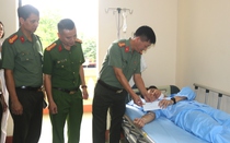 Điều tra vụ người đàn ông đâm em dâu rồi cố thủ trong nhà dọa tự sát