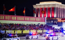 Ngắm khối phương tiện đặc chủng của lực lượng Công an đi qua Quảng trường Ba Đình