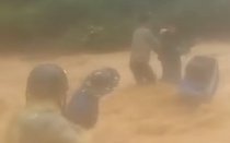 Xúc động video cán bộ xã biên giới vượt lũ dữ đưa người dân đến nơi an toàn