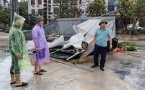 Cận cảnh hàng loạt ngôi nhà ở Hà Tĩnh bị "vò nát" sau bão Kajiki