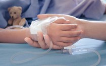 Bé trai 6 tuổi bất ngờ phát sốt, nguy cơ cắt bỏ chân sau khi giẫm phải cá chết