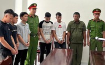 Bắt 5 đối tượng mang hung khí đuổi đánh người khác qua nhiều tuyến đường