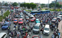 Người dân vất vả qua cầu Bình Triệu 1 trong ngày đầu cấm xe
