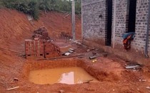Rơi xuống hố đào để làm hầm phốt, cháu bé 6 tuổi đuối nước tử vong