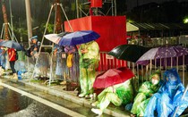 Bất chấp trời mưa, người dân "trải bạt giữ chỗ" xuyên đêm chờ xem sơ duyệt diễu binh, diễu hành