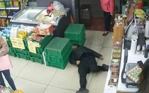 Cãi nhau với nhân viên cửa hàng tiện lợi, người phụ nữ ngã quỵ rồi tử vong