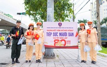 Hình ảnh đẹp: CSGT Đồng Nai phát cờ Tổ quốc, nước suối miễn phí cho người dân