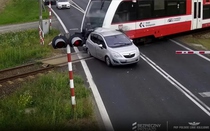 Ô tô bị tàu hỏa đâm trúng khi dừng giữa đường ray
