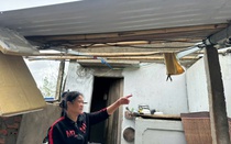 Hứng chịu 2 cơn bão liên tiếp, người phụ nữ òa khóc khi mái nhà tan hoang