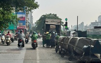 Hà Nội: Rác thải ùn ứ, nhiều tuyến phố bốc mùi nồng nặc