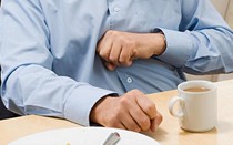 Người đàn ông 55 tuổi phát hiện cùng lúc 2 loại ung thư từ triệu chứng "lạ" khi ăn