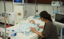 Bé trai 15 tháng tuổi cấp cứu vì uống phải tinh dầu đuổi muỗi