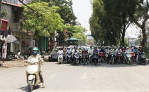 Trời nắng nóng, dừng đèn đỏ dưới bóng râm cẩn thận bị phạt tiền triệu "như chơi"