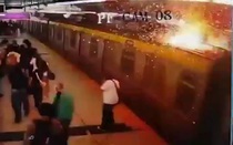 Sét bất ngờ đánh trúng đoàn tàu khiến hành khách sợ hãi