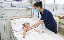Bản tin 10/8: Bé trai 4 tuổi đuối nước ở bể bơi, gia đình suýt mất con vì sơ cứu sai cách