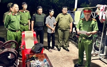 Bắt quả tang 2 đối tượng vận chuyển pháo nổ, thu giữ nhiều hàng cấm
