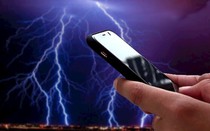 Vừa sạc vừa dùng điện thoại khi trời sấm sét, thanh niên 16 tuổi tử vong