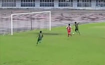 Cầu thủ giơ tay ăn mừng bàn thắng quá sớm và cái kết bẽ mặt