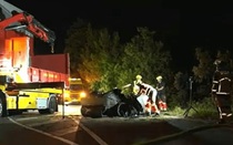Ba người thiệt mạng vì cửa xe không mở được sau khi đâm vào gốc cây