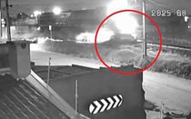 Ô tô bị tàu hỏa kéo lê 30 mét, tài xế nhảy ra ngoài thoát thân