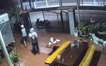 Đồng Nai: Kẻ gian phá khóa vào nhà dân, soi đèn vào camera rồi ung dung khép cổng rời đi