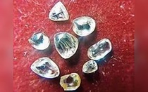 Nữ công nhân nghèo bất ngờ đổi đời sau khi tìm thấy 8 viên kim cương