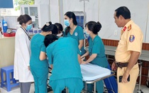 Bé 1 tuổi nguy kịch, CSGT tức tốc dùng xe chuyên dụng đưa đi cấp cứu