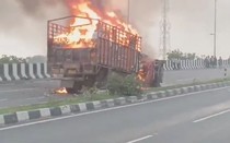 4 người trong gia đình tử vong khi ô tô đâm trực diện xe tải