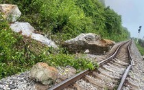 Sạt lở đá làm biến dạng đường ray, tàu hỏa Bắc - Nam tạm ngưng qua Quảng Trị
