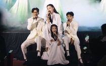 Khoảnh khắc ngọt ngào của Hà Kiều Anh bên ba con trên sân khấu