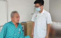 Người đàn ông suýt chết khi tự nặn mụn ở chân