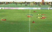 Cả sân bóng hỗn loạn, cầu thủ và trọng tài nằm la liệt trên sân