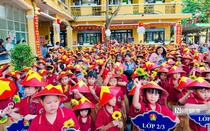 Giám đốc Sở VH&TT Huế xúc động trước hình ảnh học sinh đội nón lá in hình cờ đỏ sao vàng tại lễ khai giảng