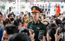 Người dân chào đón Thượng uý Lê Hoàng Hiệp cùng hơn 600 chiến sĩ trở về từ A80