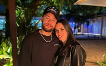 Bạn gái Neymar lên tiếng sau khi khiến fan lo lắng, chia sẻ gương mặt sưng tấy