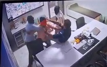 Nhóm người lao vào bệnh viện, tát bác sĩ 11 cái trong 6 giây
