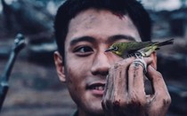 Người lính trẻ gầy gò, nuôi chú chim nhỏ trong "Mưa đỏ" là ai?