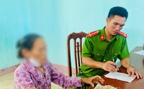 Dù được công an ngăn cản, cụ bà vẫn đòi chuyển tiền cho kẻ mạo danh