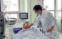 Người đàn ông ngừng tim, phổi sau khi uống rượu chứa methanol