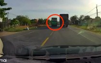 Clip: "Tiến thoái lưỡng nan" vì xe khách lao vun vút, xe tải đứng im chịu tai họa