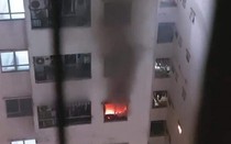 Cháy tầng cao chung cư đông dân nhất Hà Nội, cư dân ôm con tháo chạy