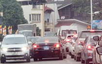 Hà Nội thông tin vụ xe biển xanh chạy vào làn ngược chiều trên phố