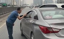 Cảnh sát nói gì vụ lái xe Porsche chặn ô tô, xưng “bố” lăng mạ tài xế?