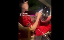 Buông tay lái xe Mercedes, “cắm mặt” vào bấm điện thoại, nữ tài xế nhận “mưa” chỉ trích